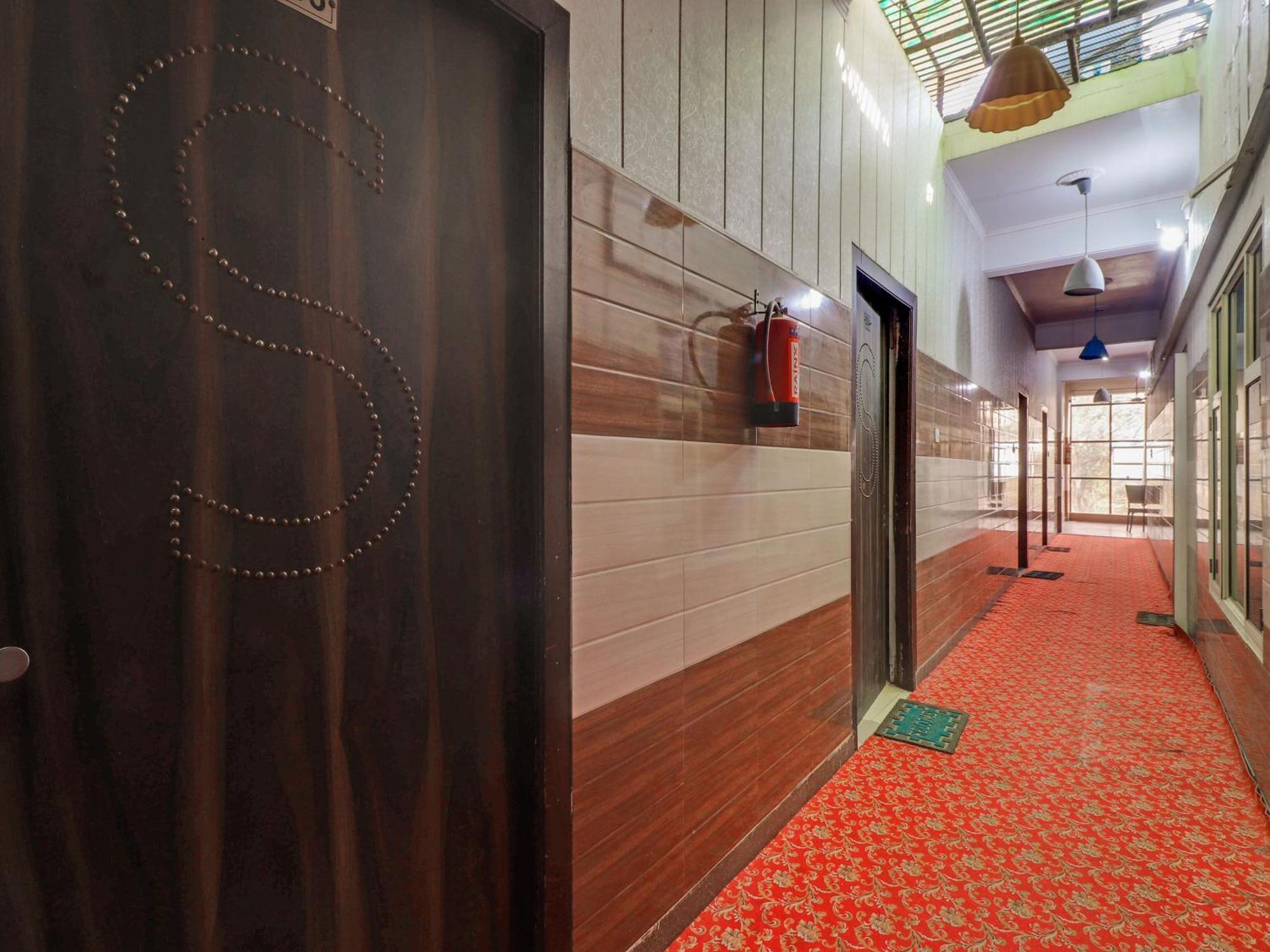 ホテル Collection O Paradise And Restaurant Kashipur エクステリア 写真
